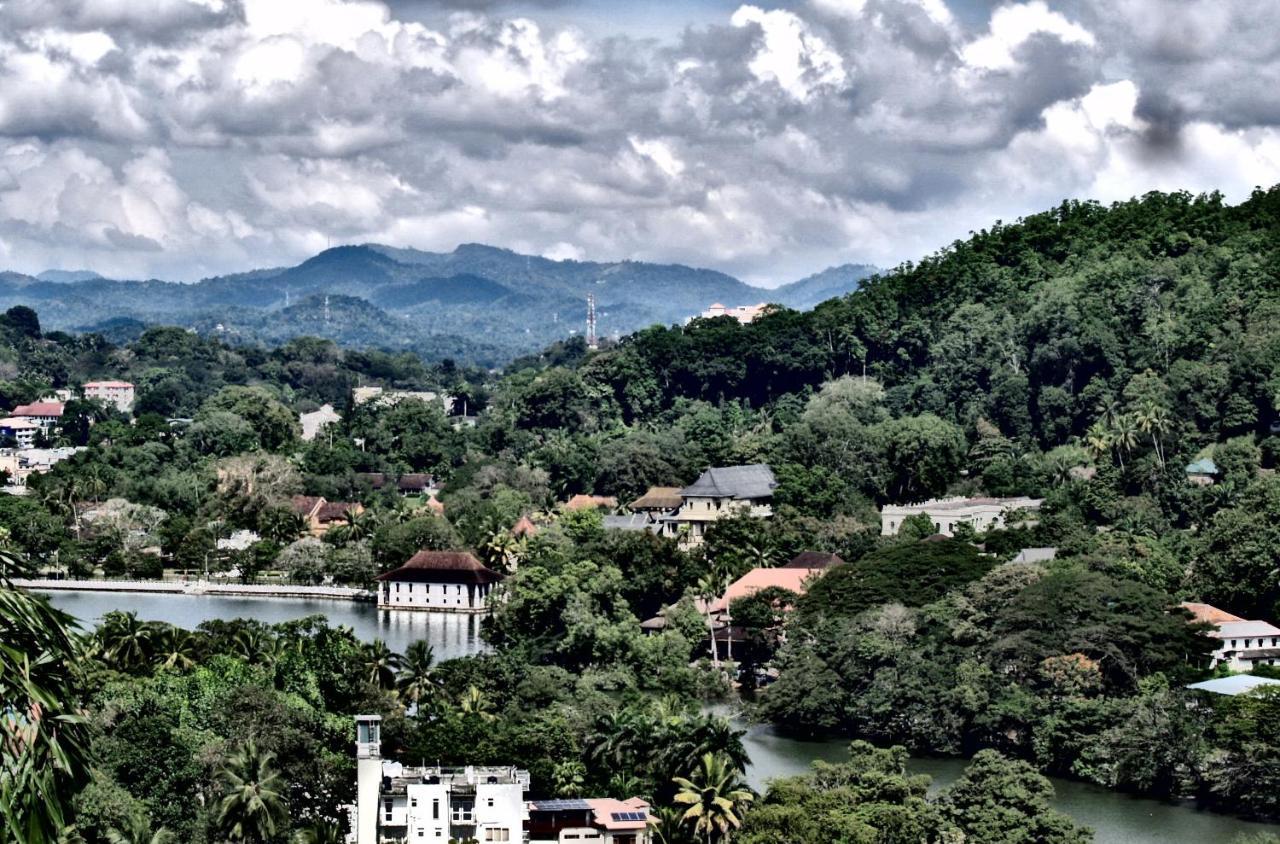 Helgasfolly Anti Hotel Residence Kandy Exterior photo